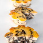 Petits flans de champignons à l'ail et à la coriandre - stylisme culinaire Youcookme