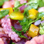Salade tiède de poulpes aux poivrons jaunes - stylisme culinaire Youcookme