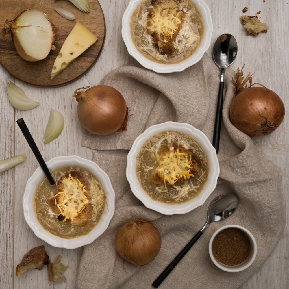 photographie et stylisme culinaire : soupe à l'oignon gratinée - Youcookme