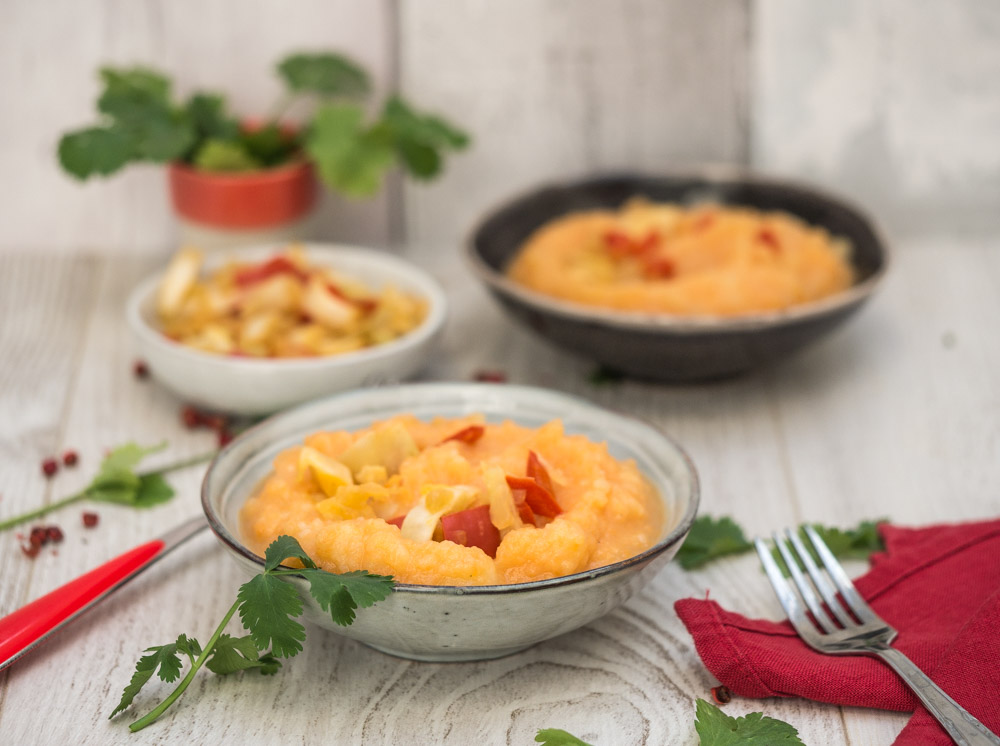 photographie et stylisme culinaire : purée de carotte et légumes croquants - Youcookme